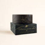 Vela decorativa con 3 mechas de madera Villancicos por las Calles redonda – LoeS - Imagen 3