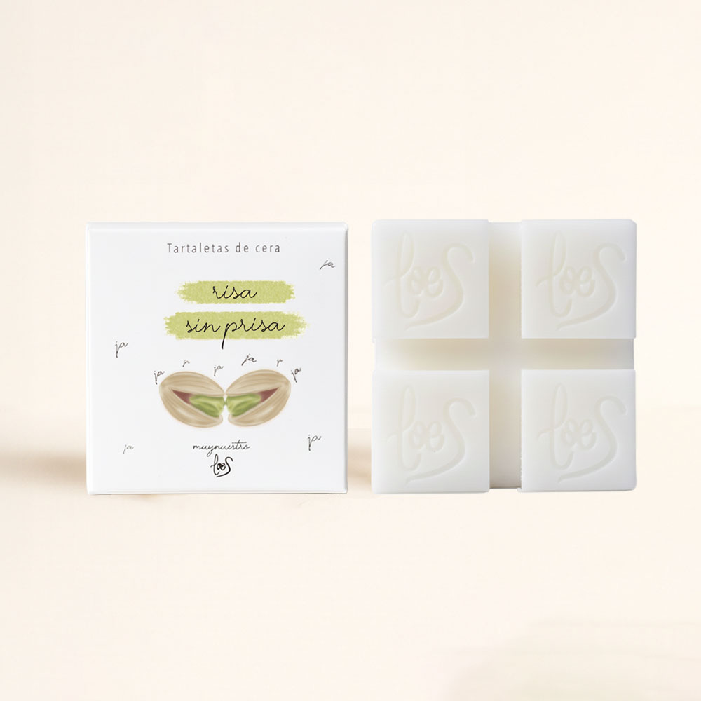 tarta-de-cera-perfumada-risa-sin-prisa-quemador-aroma-pistacho-loes Tartaleta perfumada risa sin prisa. Descubre el aroma a pistacho de moda. Cera intensa para quemador, sostenible y relajante. ¡Pruébala ahora!