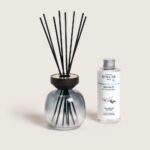 El Ambientador Mikado Wood Gris/Negro aporta sobriedad y confort a casa. Diseño premium con el aroma Musc Cocoon. ¡6 semanas de puro aroma!