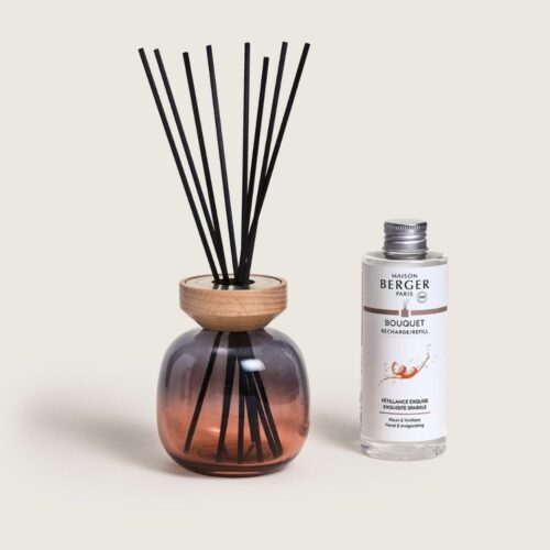 Ambientador Mikado Wood Gris/Rojo: un frasco de diseño con detalles en madera y el aroma festivo Exquisite Sparkle. ¡6 semanas de pura fiesta!