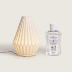 Dale carácter a tu hogar con el Difusor de aromas Cône. Diseño geométrico, luz cálida y aroma Amber Powder para tu casa que huela a increíble.