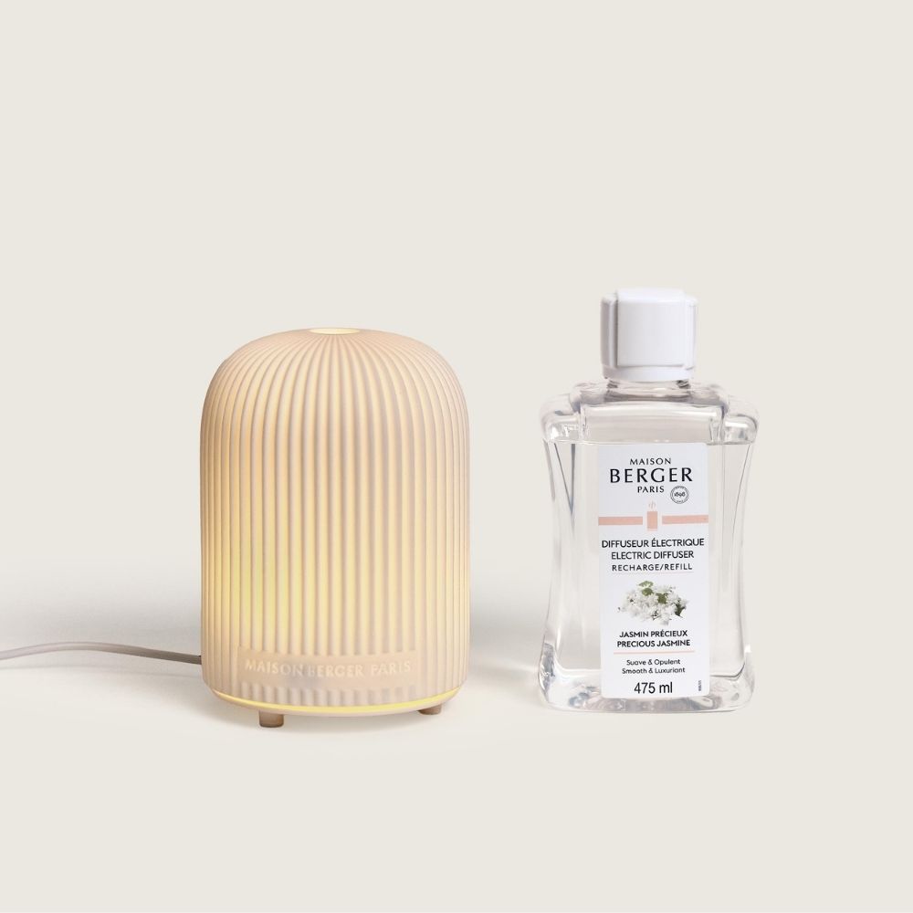 Dale un toque moderno a tu hogar con el Difusor de aromas Dôme. Diseño en cerámica, luz cálida y el aroma Jasmin Précieux ¿Te lo imaginas?