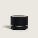 Lleva tu estilo contigo con el Difusor de aromas inalámbrico Nómada Noire. Portátil, sofisticado y el aroma dulce de Vanilla. ¿A qué esperas?