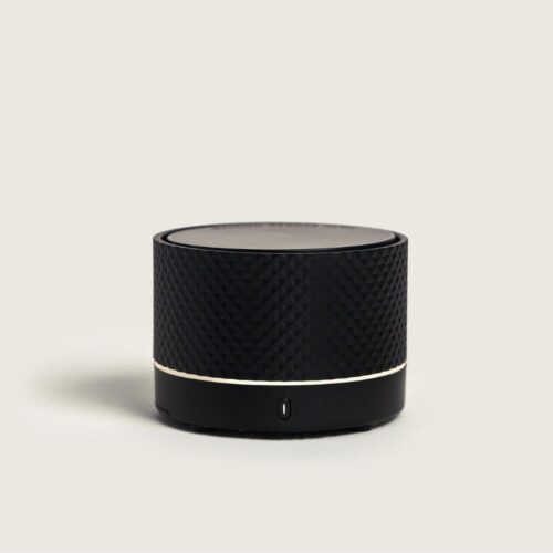 Lleva tu estilo contigo con el Difusor de aromas inalámbrico Nómada Noire. Portátil, sofisticado y el aroma dulce de Vanilla. ¿A qué esperas?