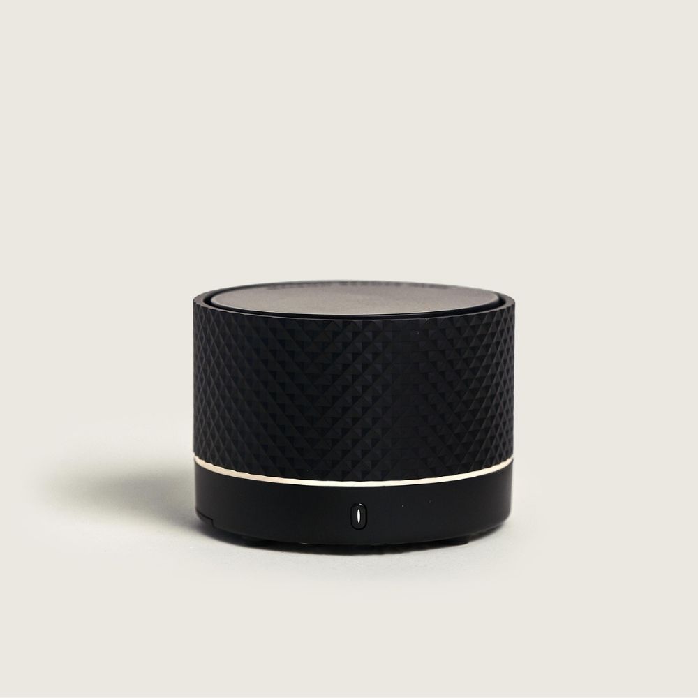 Lleva tu estilo contigo con el Difusor de aromas inalámbrico Nómada Noire. Portátil, sofisticado y el aroma dulce de Vanilla. ¿A qué esperas?