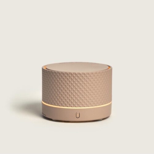 Lleva tu aroma contigo con el difusor de aromas inalámbrico Nómada Sable. Portátil y con el aroma a limpio Cotton Cares. ¿Te atreves a probarlo?