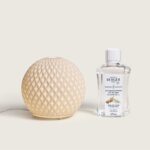 Lleva tu hogar a otro nivel con el Difusor de Aromas Sphère. De cerámica, luz ambiente y el aroma Pure White Tea para que tu casa huela increíble.