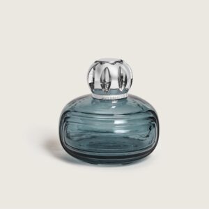 ¿Buen olor en casa? Enigma Azul una joya de cristal diseñada por De Vog. Purifica y elimina malos olores con elegancia. ¡Ve a por tu Lamp Berger!