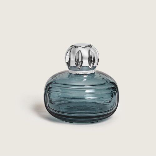 ¿Buen olor en casa? Enigma Azul una joya de cristal diseñada por De Vog. Purifica y elimina malos olores con elegancia. ¡Ve a por tu Lamp Berger!